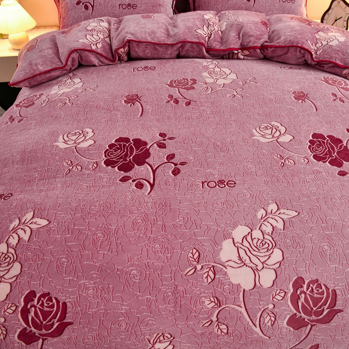 91家纺网 家纺一手货源 找家纺 2025新款230克8.5斤加厚高克重牛奶绒金貂绒法莱绒四件套冬季加绒法兰绒床裙款 玫瑰之约