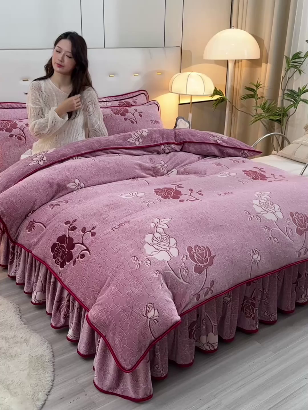 91家纺网 家纺一手货源 找家纺 2025新款230克8.5斤加厚高克重牛奶绒金貂绒法莱绒四件套冬季加绒法兰绒床裙款 玫瑰之约