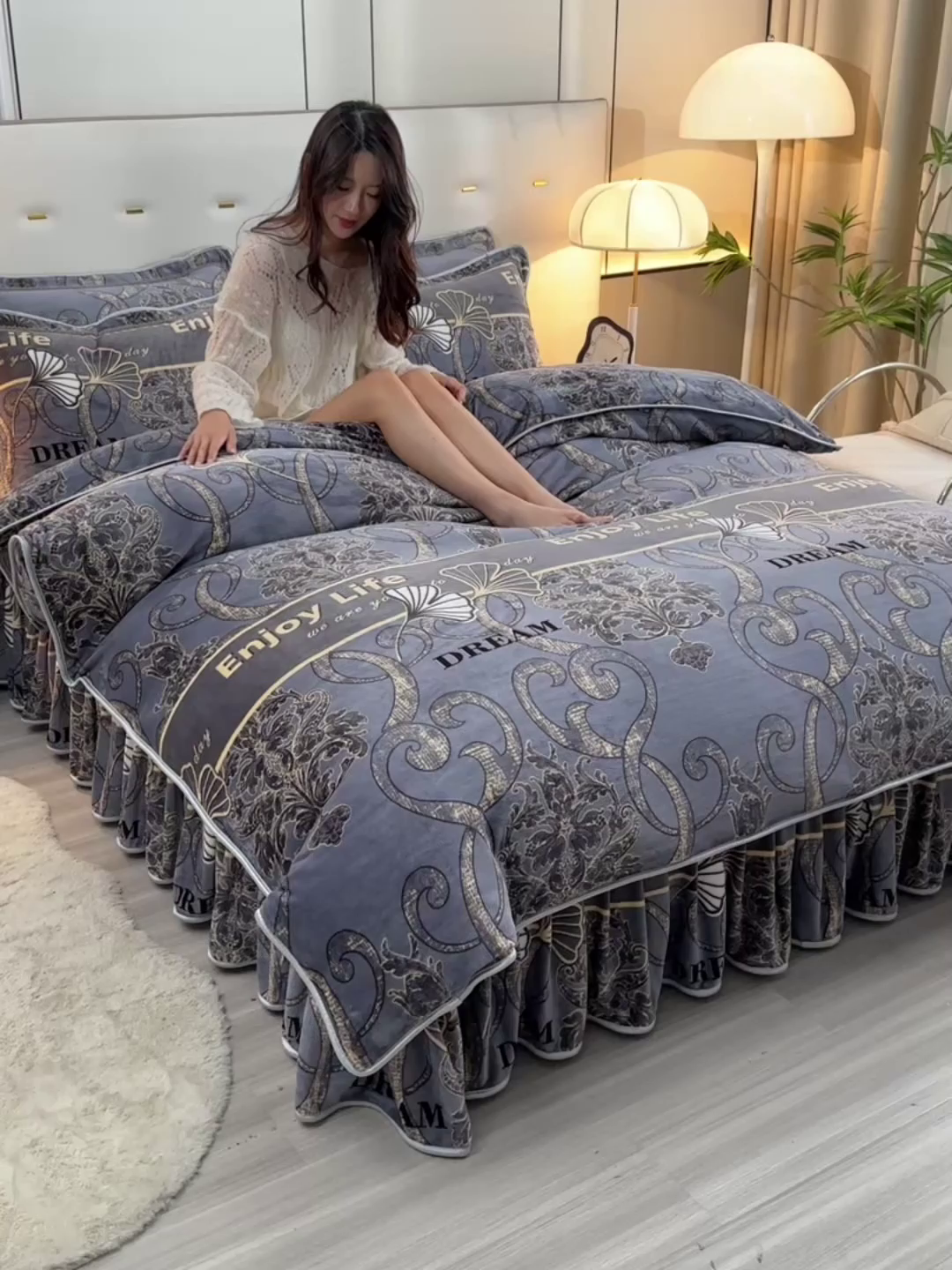 91家纺网 家纺一手货源 找家纺 2025新款230克8.5斤加厚高克重牛奶绒金貂绒法莱绒四件套冬季加绒法兰绒床裙款 盛世年华