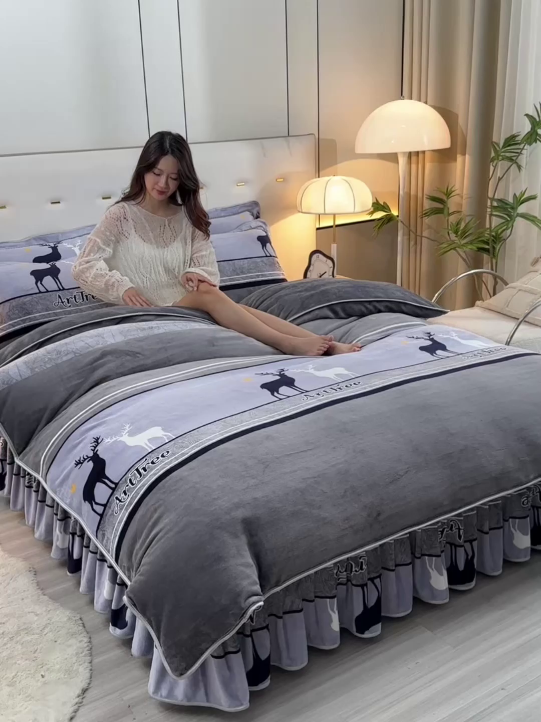 91家纺网 家纺一手货源 找家纺 2025新款230克8.5斤加厚高克重牛奶绒金貂绒法莱绒四件套冬季加绒法兰绒床裙款 一鹿有你-灰
