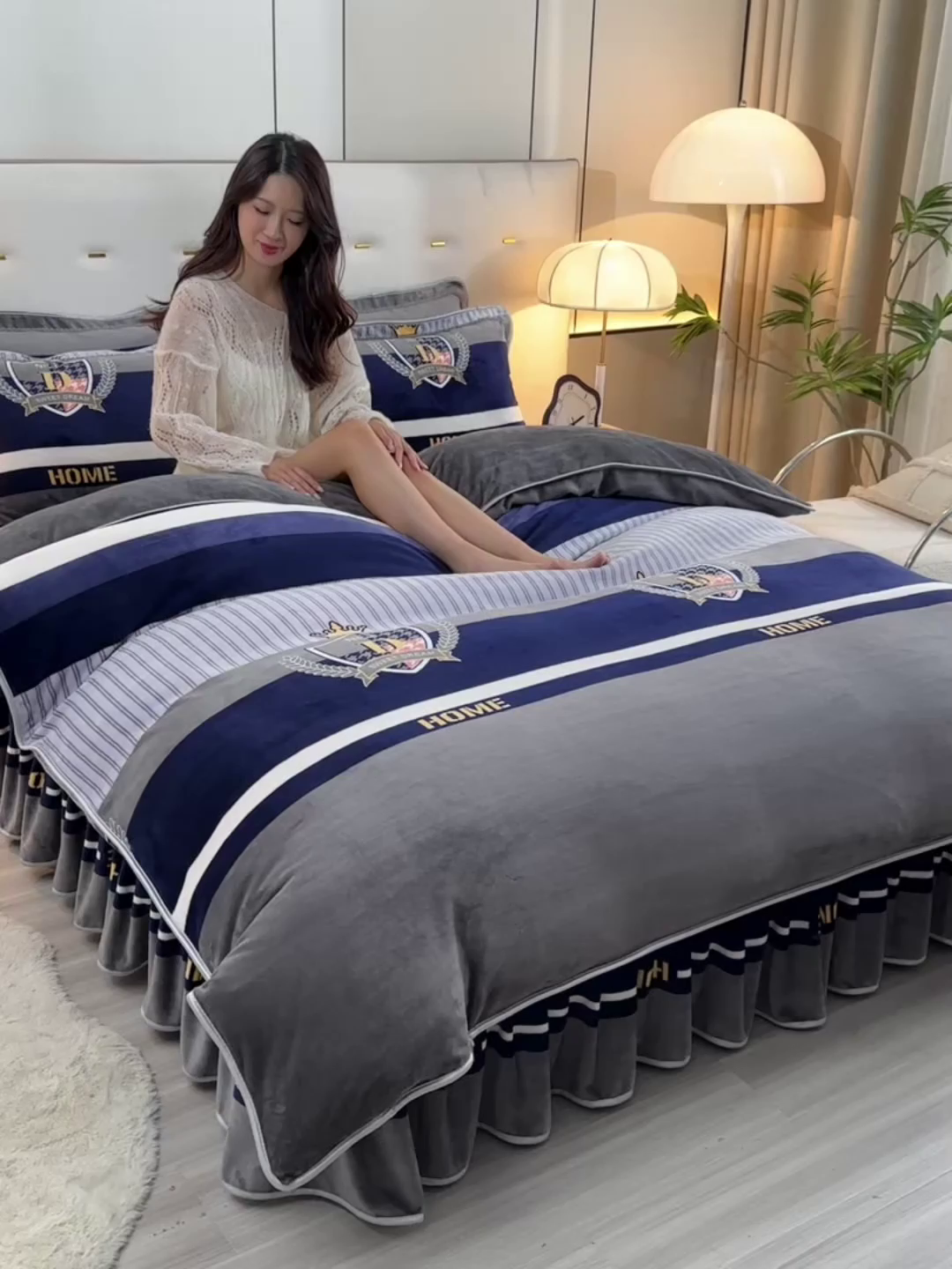 91家纺网 家纺一手货源 找家纺 2025新款230克8.5斤加厚高克重牛奶绒金貂绒法莱绒四件套冬季加绒法兰绒床裙款 英伦风格