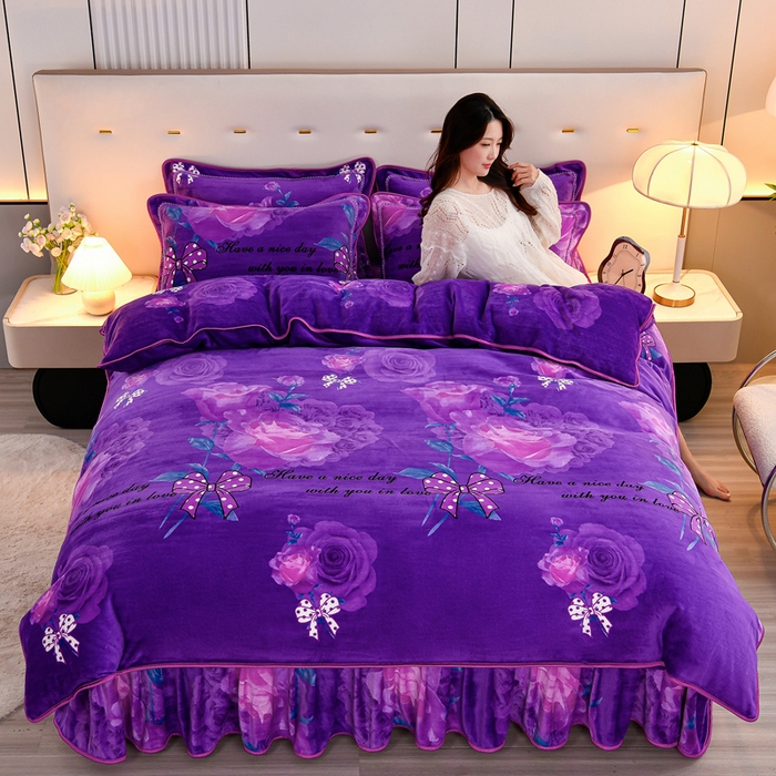 91家纺网 家纺一手货源 找家纺 2025新款230克8.5斤加厚高克重牛奶绒金貂绒法莱绒四件套冬季加绒法兰绒床裙款 紫色玫瑰