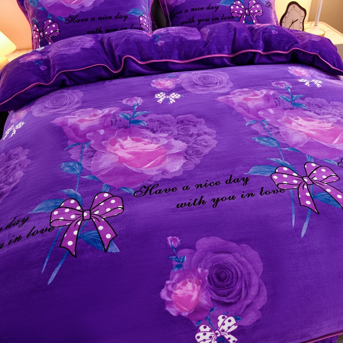 91家纺网 家纺一手货源 找家纺 2025新款230克8.5斤加厚高克重牛奶绒金貂绒法莱绒四件套冬季加绒法兰绒床裙款 紫色玫瑰