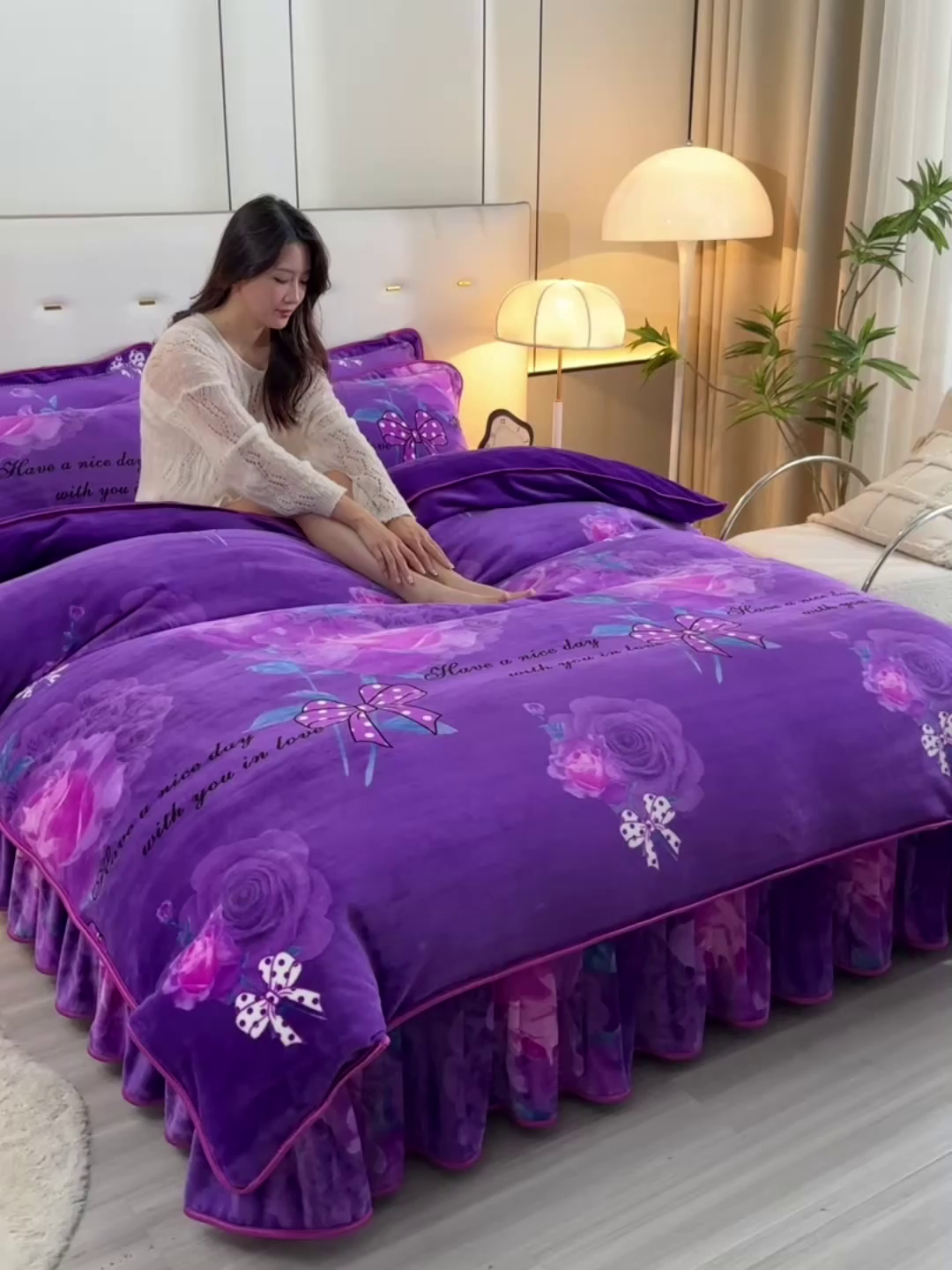 91家纺网 家纺一手货源 找家纺 2025新款230克8.5斤加厚高克重牛奶绒金貂绒法莱绒四件套冬季加绒法兰绒床裙款 紫色玫瑰
