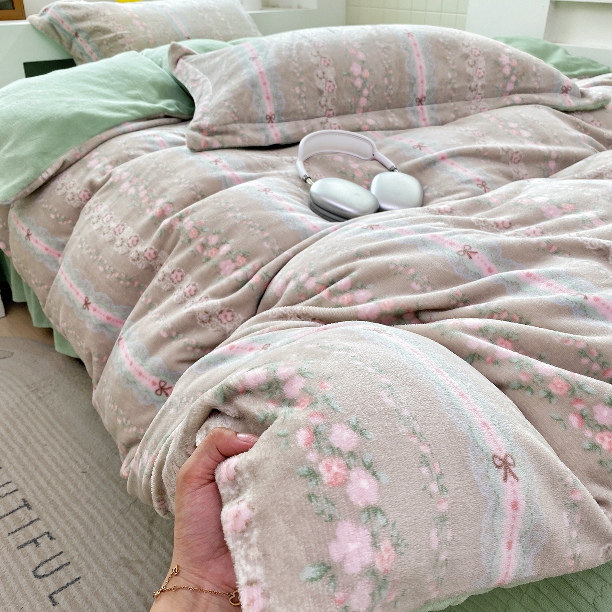 91家纺网 家纺一手货源 找家纺 恋尚羽家纺 2025新款印花牛奶绒大床裙床盖四件套 雨棠