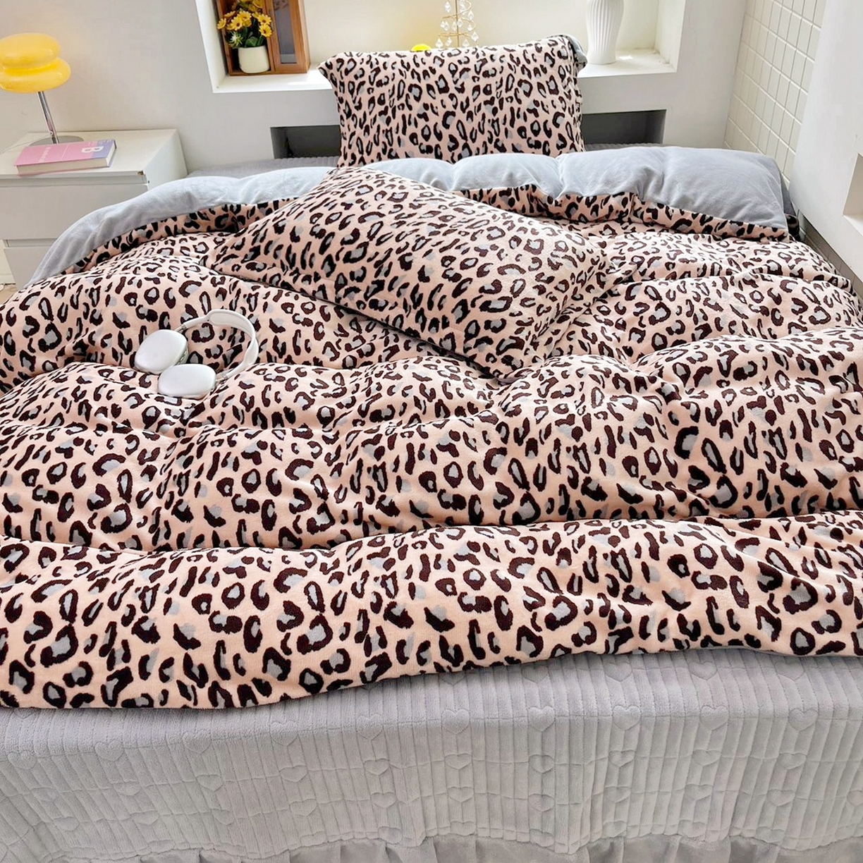 91家纺网 家纺一手货源 找家纺 恋尚羽家纺 2025新款印花牛奶绒大床裙床盖四件套 豹纹