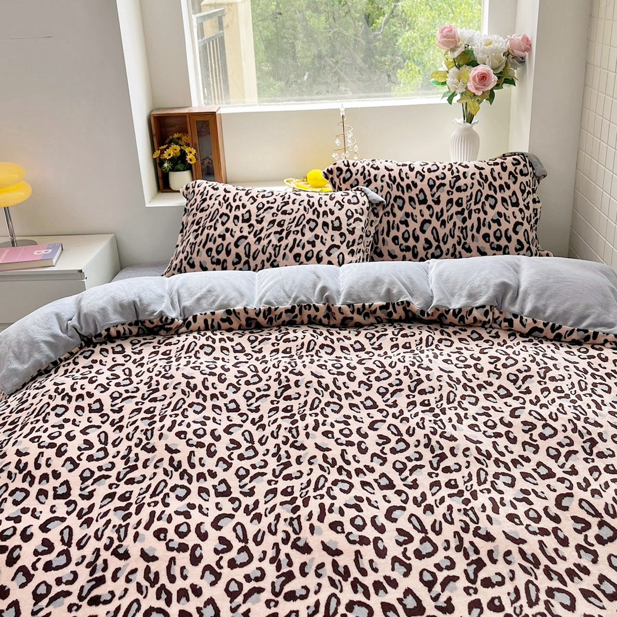 91家纺网 家纺一手货源 找家纺 恋尚羽家纺 2025新款印花牛奶绒大床裙床盖四件套 豹纹