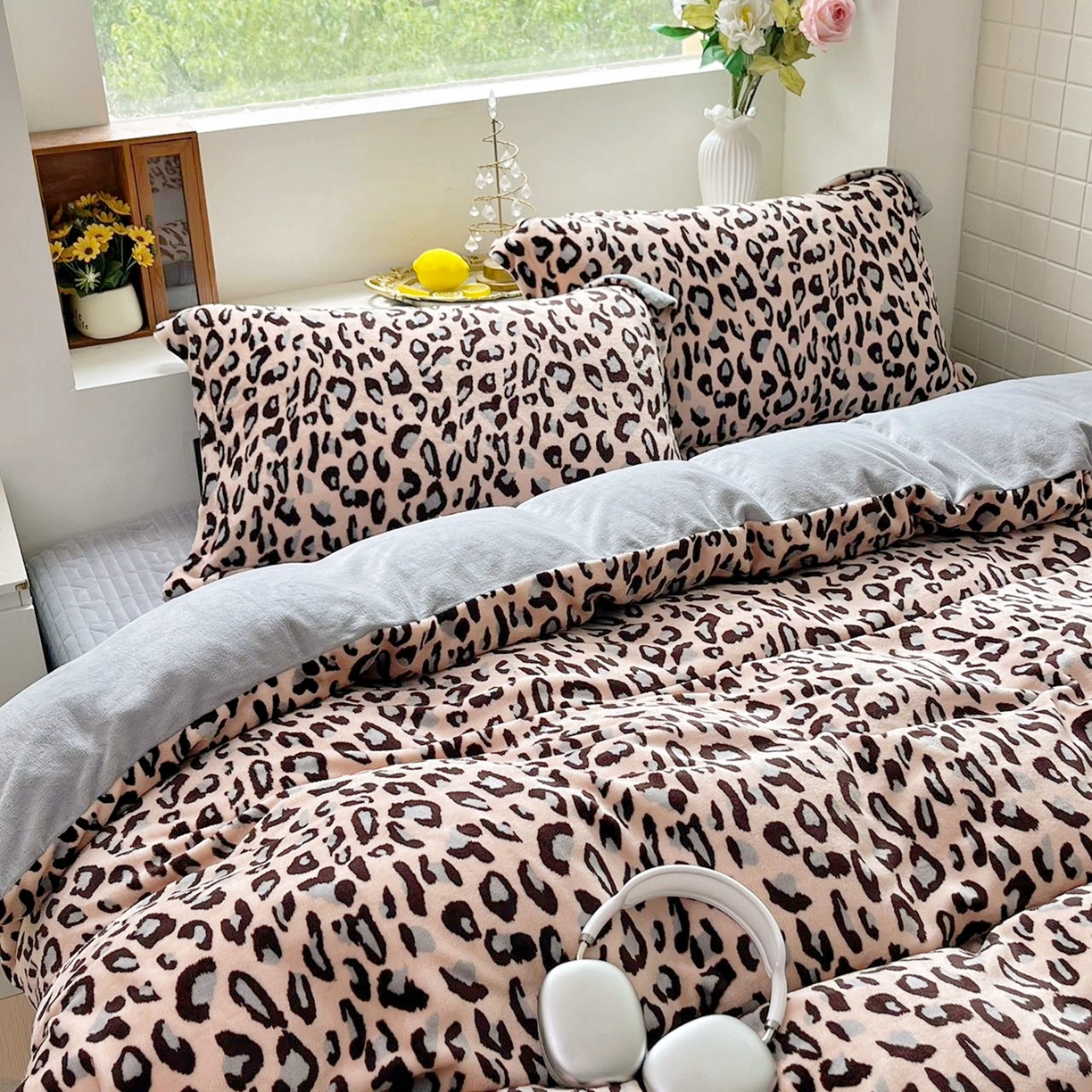 91家纺网 家纺一手货源 找家纺 恋尚羽家纺 2025新款印花牛奶绒大床裙床盖四件套 豹纹