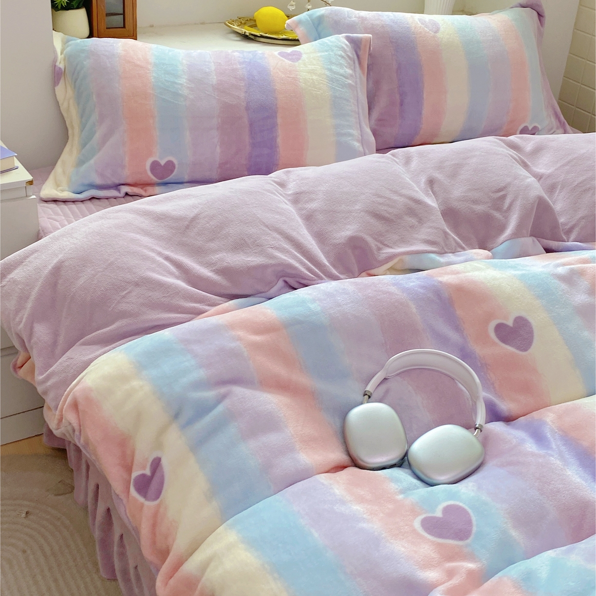 91家纺网 家纺一手货源 找家纺 恋尚羽家纺 2025新款印花牛奶绒大床裙床盖四件套 彩虹