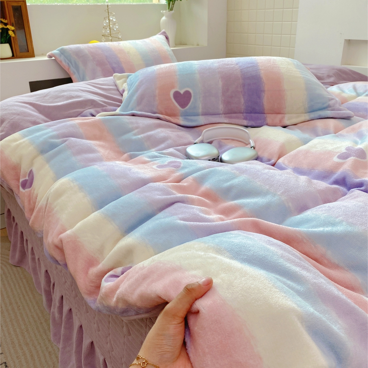 91家纺网 家纺一手货源 找家纺 恋尚羽家纺 2025新款印花牛奶绒大床裙床盖四件套 彩虹