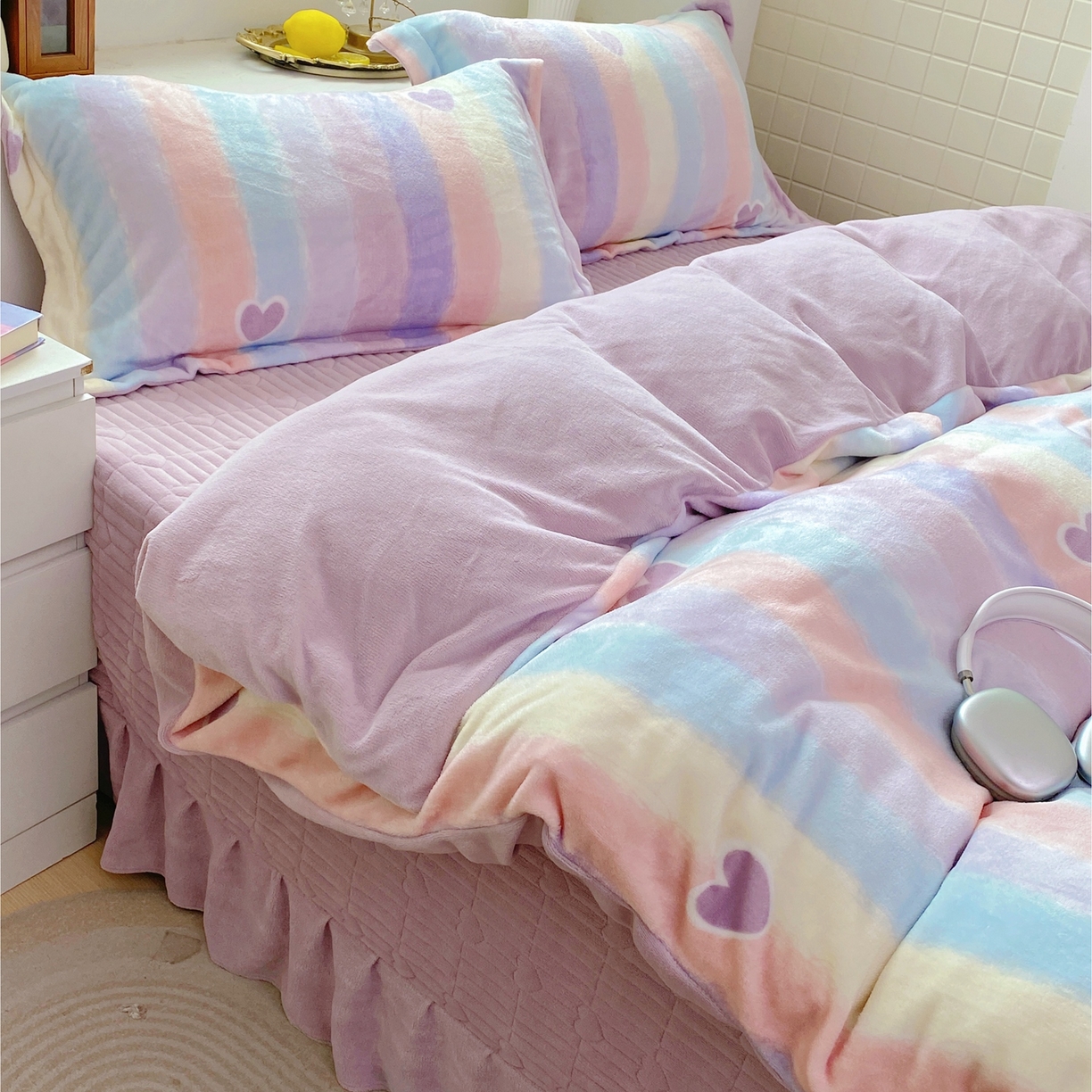 91家纺网 家纺一手货源 找家纺 恋尚羽家纺 2025新款印花牛奶绒大床裙床盖四件套 彩虹