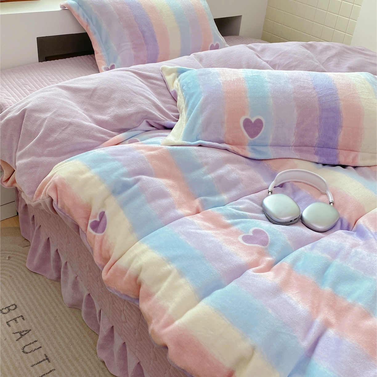 91家纺网 家纺一手货源 找家纺 恋尚羽家纺 2025新款印花牛奶绒大床裙床盖四件套 彩虹