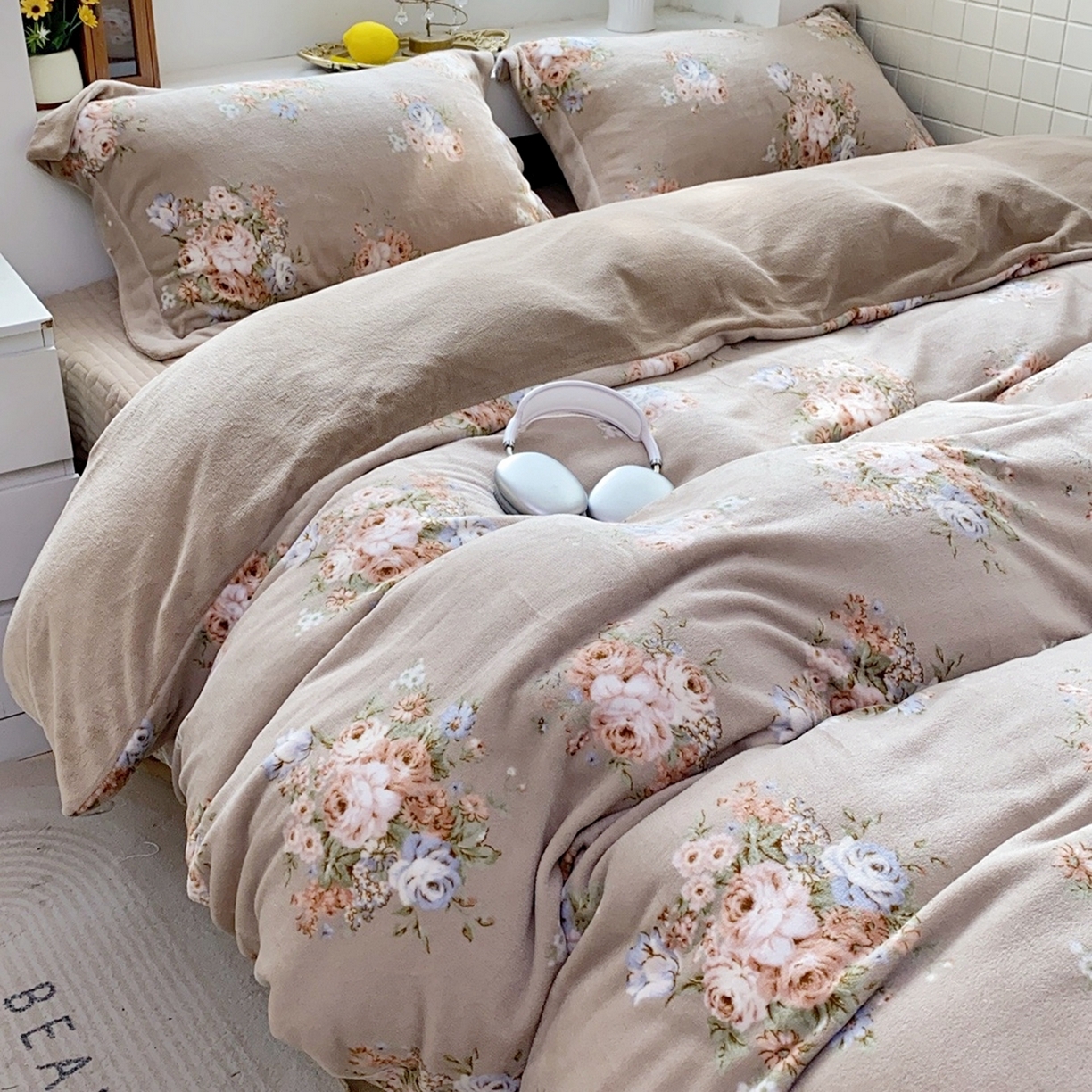 91家纺网 家纺一手货源 找家纺 恋尚羽家纺 2025新款印花牛奶绒大床裙床盖四件套 飞岛屿茶