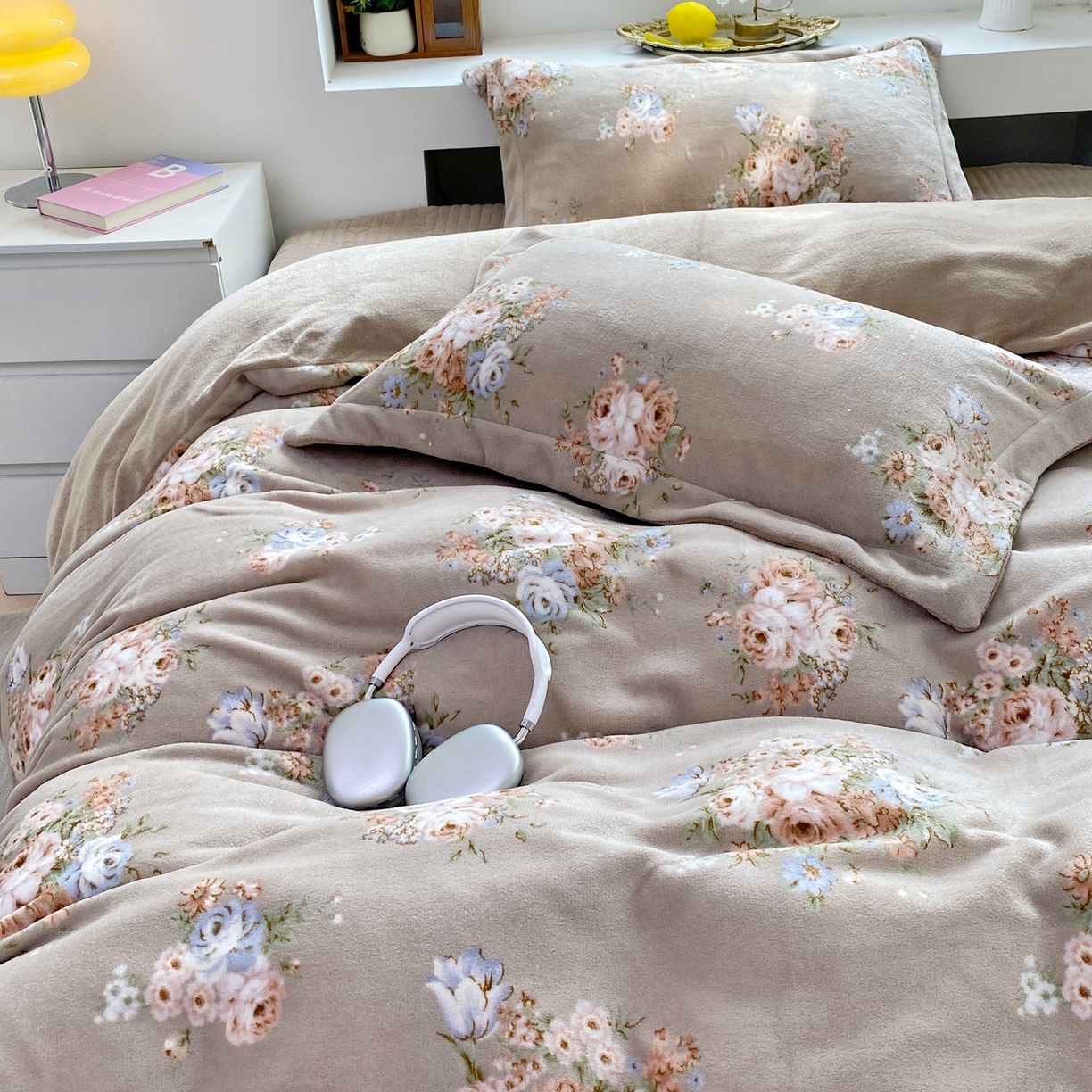 91家纺网 家纺一手货源 找家纺 恋尚羽家纺 2025新款印花牛奶绒大床裙床盖四件套 飞岛屿茶