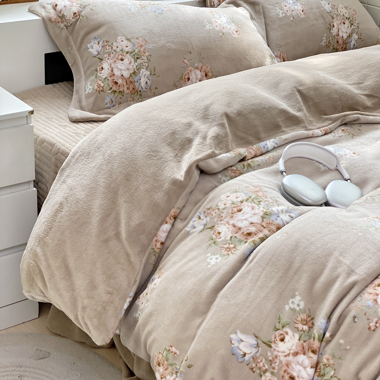 91家纺网 家纺一手货源 找家纺 恋尚羽家纺 2025新款印花牛奶绒大床裙床盖四件套 飞岛屿茶