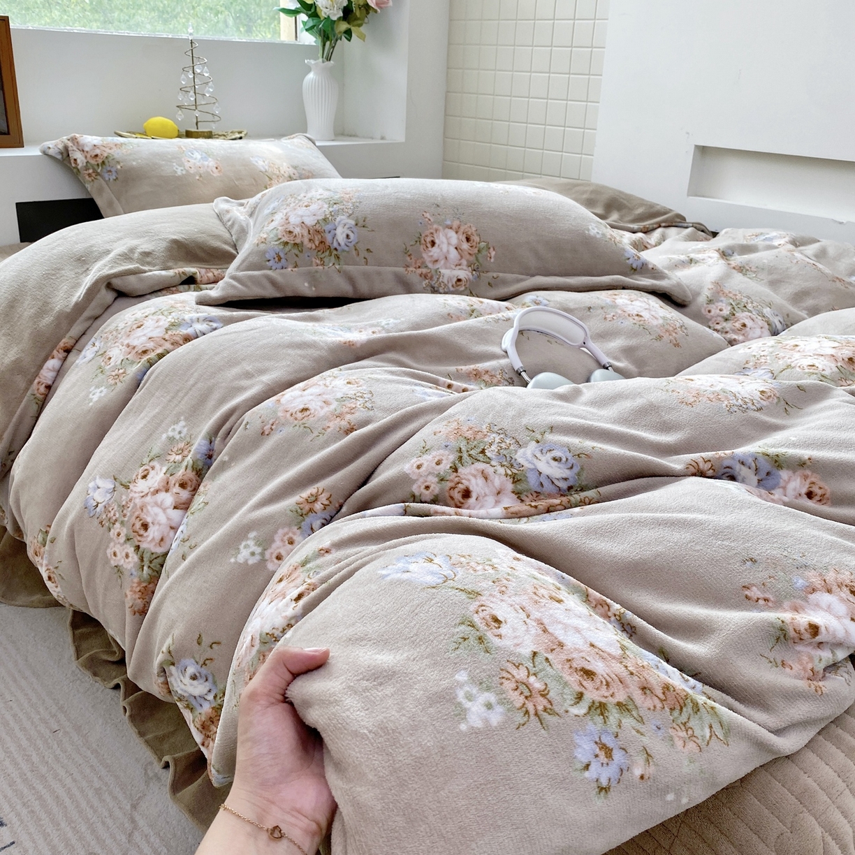 91家纺网 家纺一手货源 找家纺 恋尚羽家纺 2025新款印花牛奶绒大床裙床盖四件套 飞岛屿茶