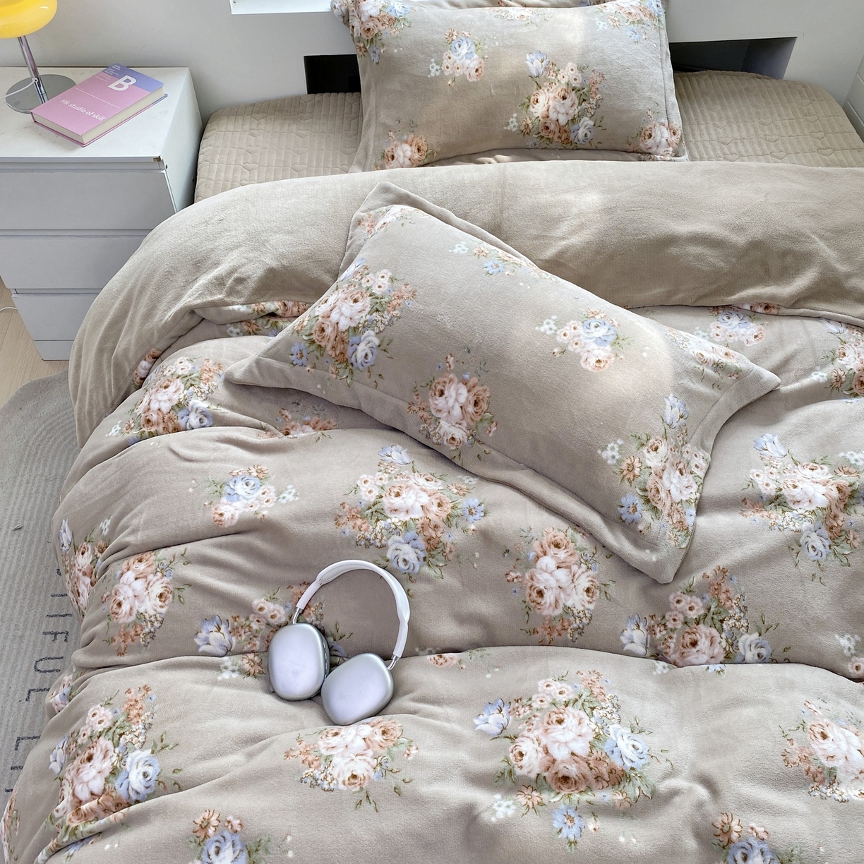 91家纺网 家纺一手货源 找家纺 恋尚羽家纺 2025新款印花牛奶绒大床裙床盖四件套 飞岛屿茶