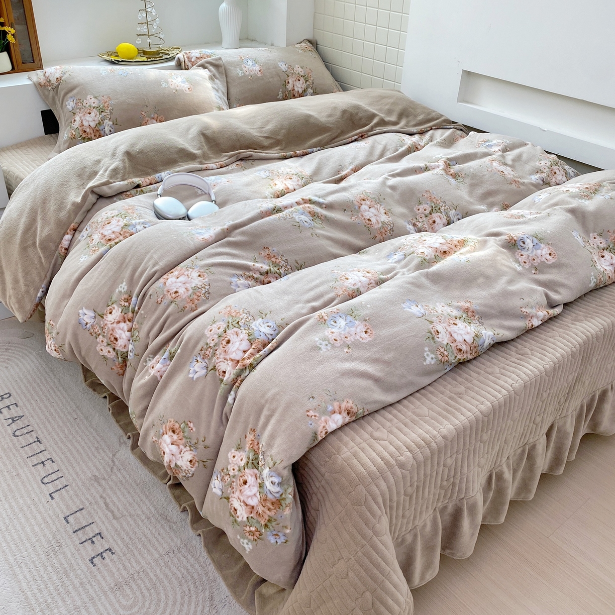 91家纺网 家纺一手货源 找家纺 恋尚羽家纺 2025新款印花牛奶绒大床裙床盖四件套 飞岛屿茶