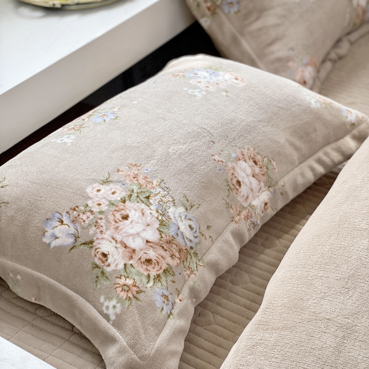 91家纺网 家纺一手货源 找家纺 恋尚羽家纺 2025新款印花牛奶绒大床裙床盖四件套 飞岛屿茶