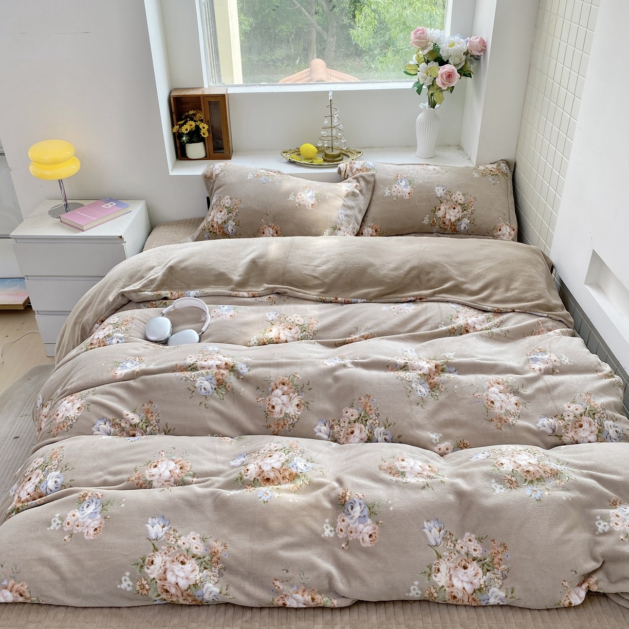 91家纺网 家纺一手货源 找家纺 恋尚羽家纺 2025新款印花牛奶绒大床裙床盖四件套 飞岛屿茶