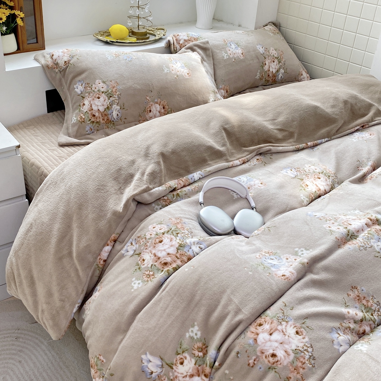 91家纺网 家纺一手货源 找家纺 恋尚羽家纺 2025新款印花牛奶绒大床裙床盖四件套 飞岛屿茶