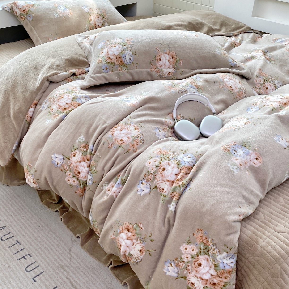 91家纺网 家纺一手货源 找家纺 恋尚羽家纺 2025新款印花牛奶绒大床裙床盖四件套 飞岛屿茶