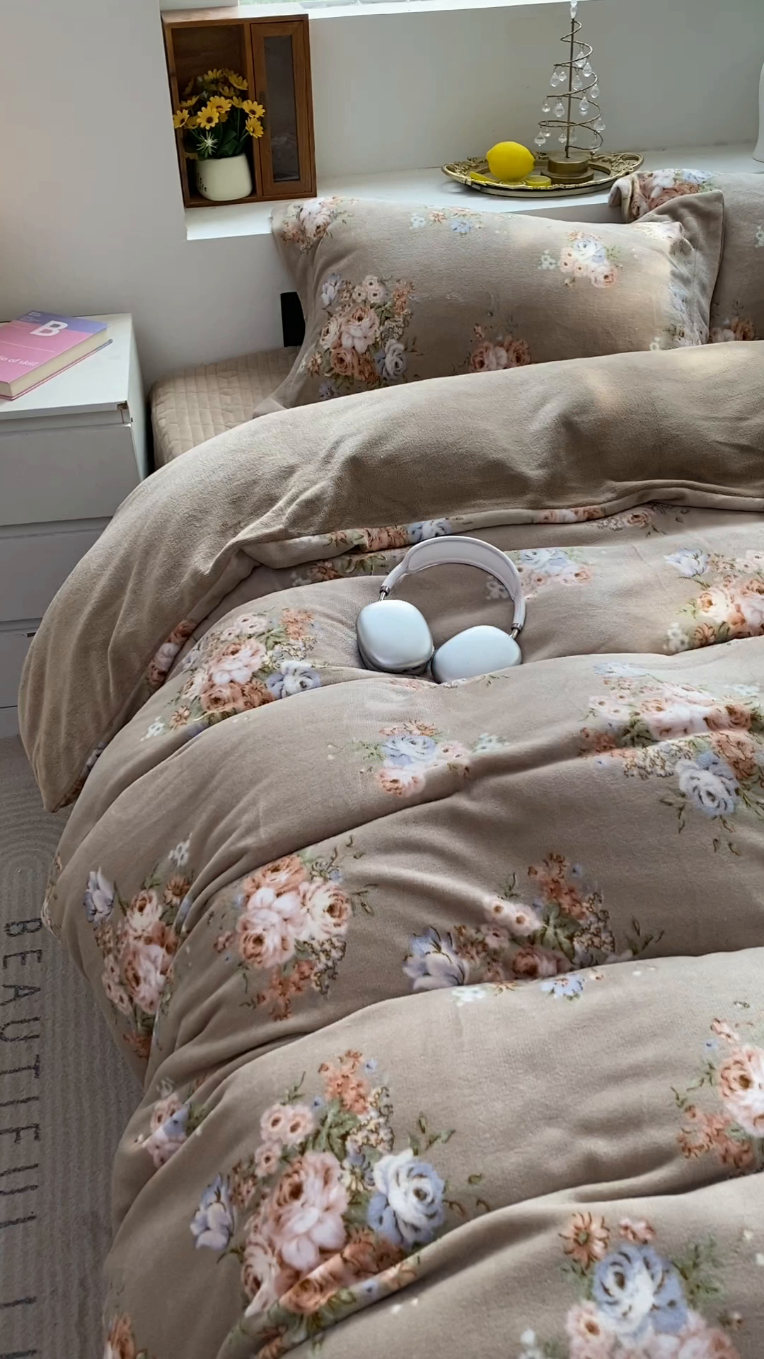 91家纺网 家纺一手货源 找家纺 恋尚羽家纺 2025新款印花牛奶绒大床裙床盖四件套 飞岛屿茶