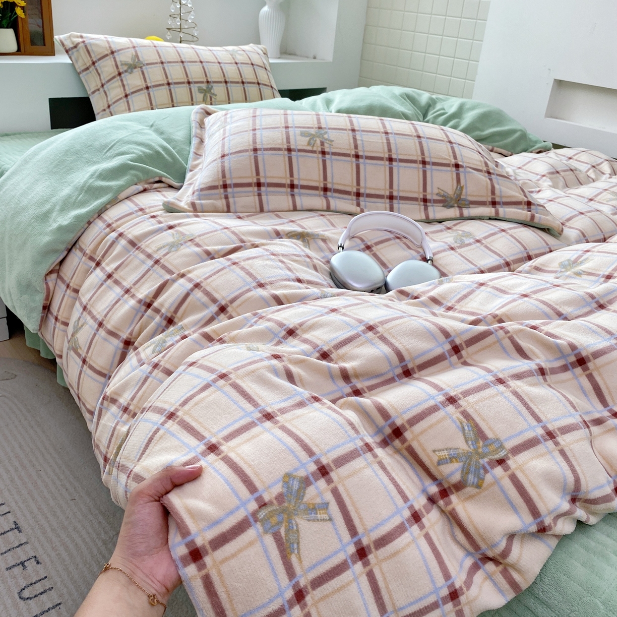 91家纺网 家纺一手货源 找家纺 恋尚羽家纺 2025新款印花牛奶绒大床裙床盖四件套 格调