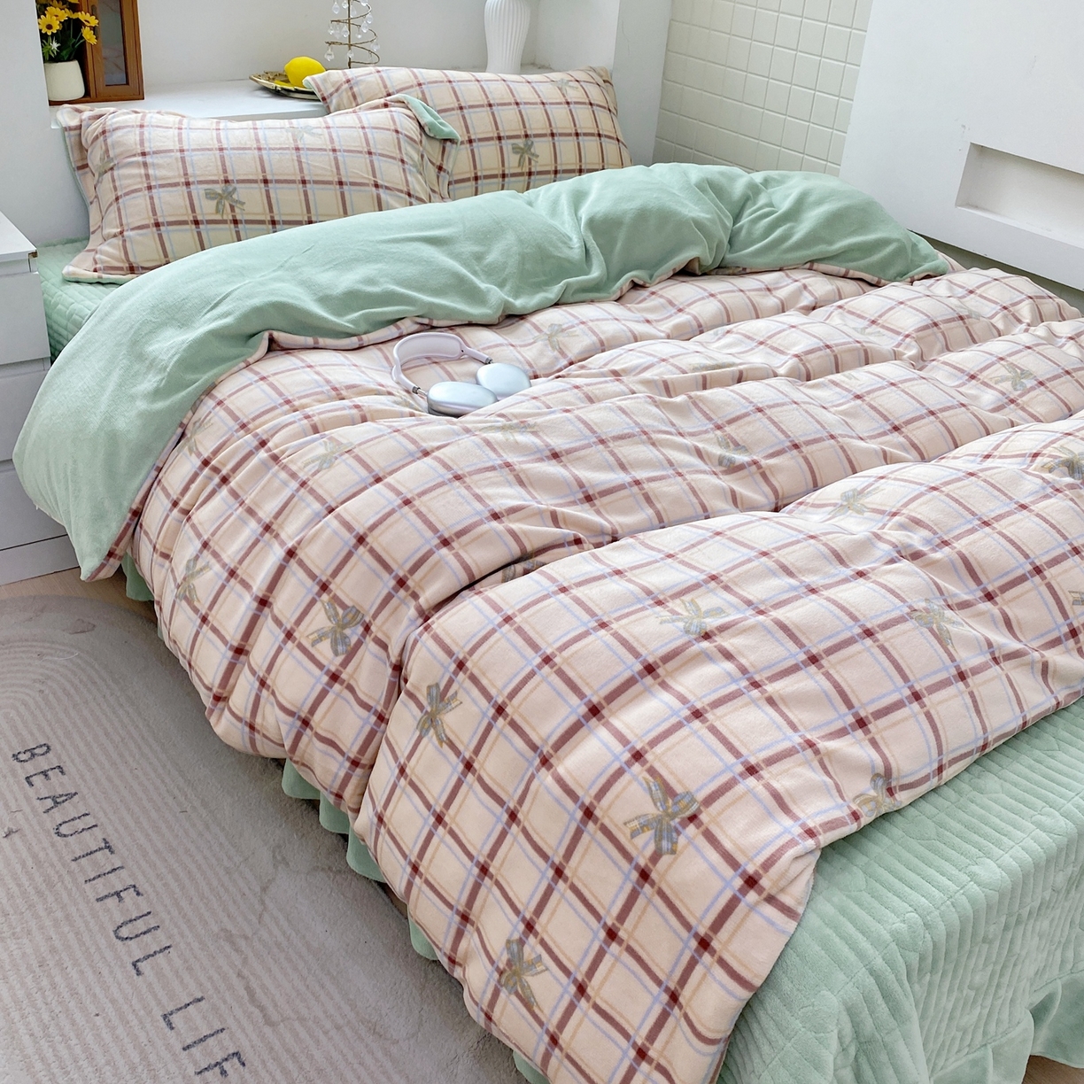 91家纺网 家纺一手货源 找家纺 恋尚羽家纺 2025新款印花牛奶绒大床裙床盖四件套 格调