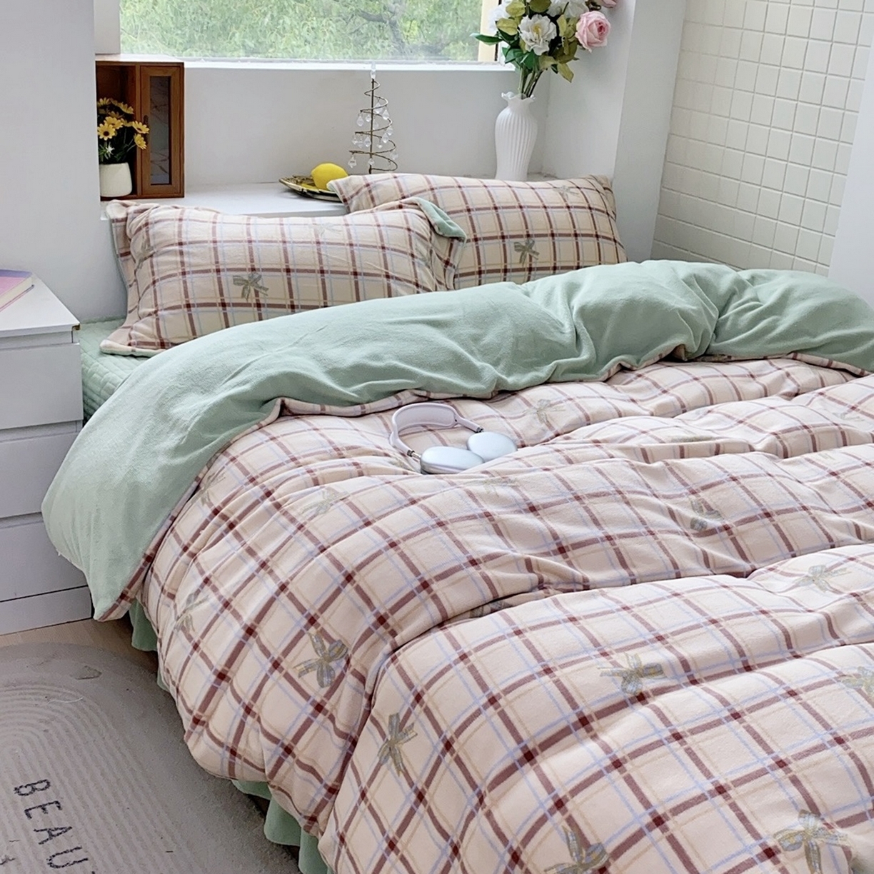 91家纺网 家纺一手货源 找家纺 恋尚羽家纺 2025新款印花牛奶绒大床裙床盖四件套 格调