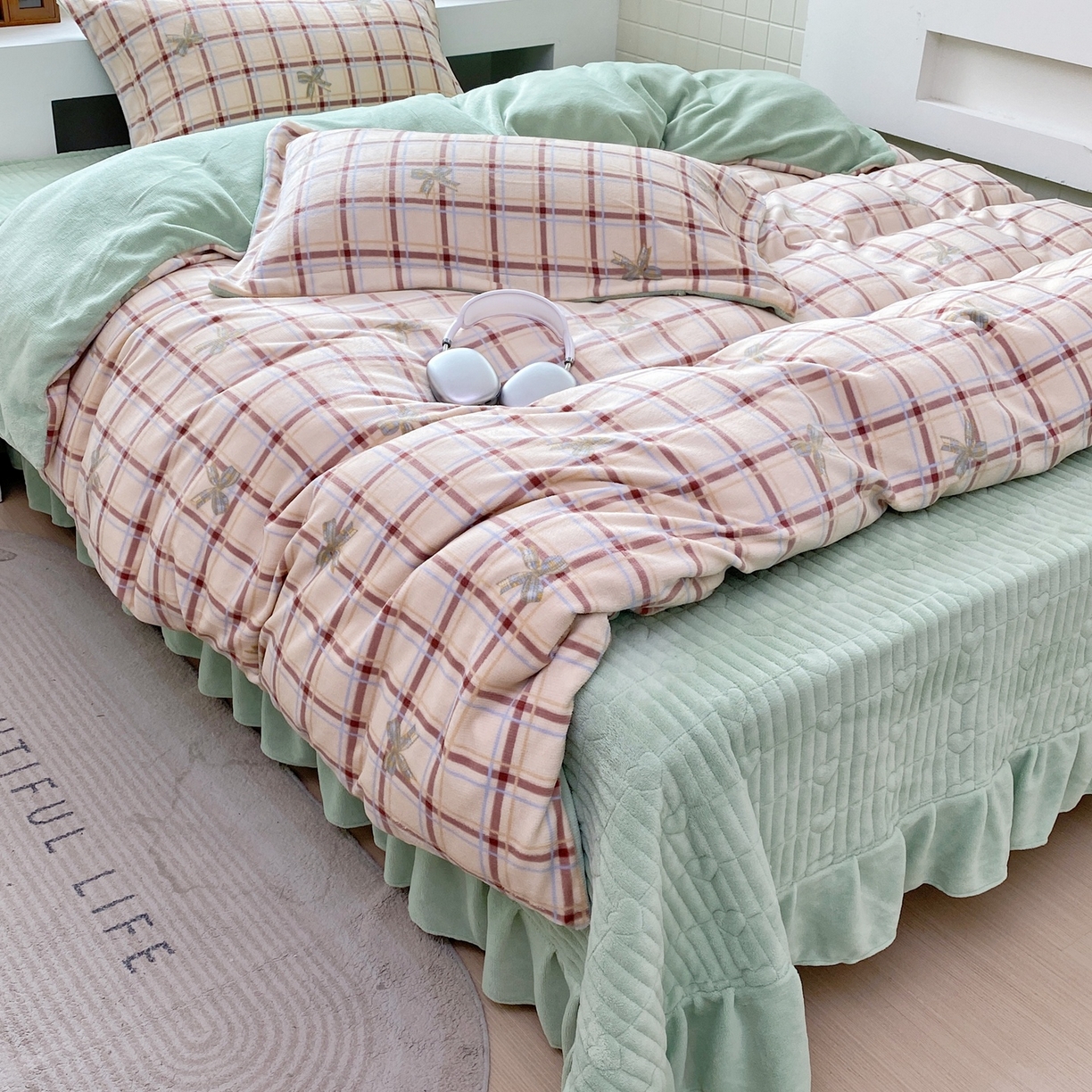 91家纺网 家纺一手货源 找家纺 恋尚羽家纺 2025新款印花牛奶绒大床裙床盖四件套 格调