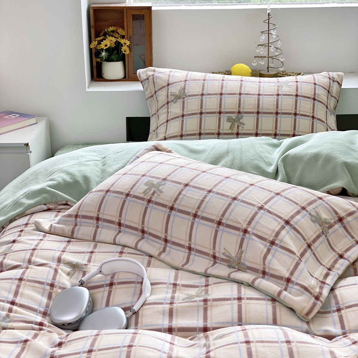 91家纺网 家纺一手货源 找家纺 恋尚羽家纺 2025新款印花牛奶绒大床裙床盖四件套 格调