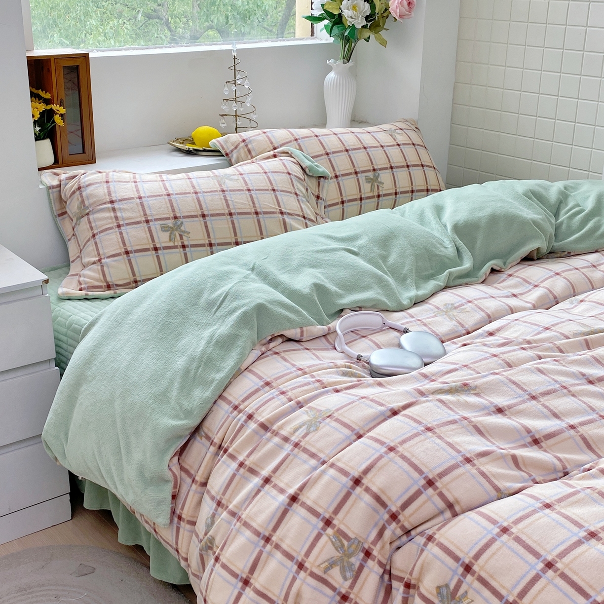 91家纺网 家纺一手货源 找家纺 恋尚羽家纺 2025新款印花牛奶绒大床裙床盖四件套 格调