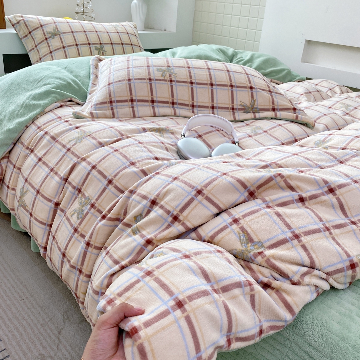 91家纺网 家纺一手货源 找家纺 恋尚羽家纺 2025新款印花牛奶绒大床裙床盖四件套 格调