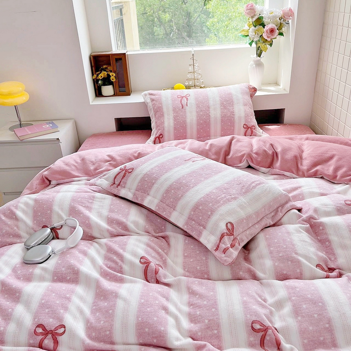 91家纺网 家纺一手货源 找家纺 恋尚羽家纺 2025新款印花牛奶绒大床裙床盖四件套 蝴蝶结红