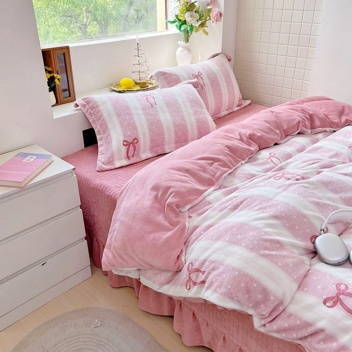 91家纺网 家纺一手货源 找家纺 恋尚羽家纺 2025新款印花牛奶绒大床裙床盖四件套 蝴蝶结红