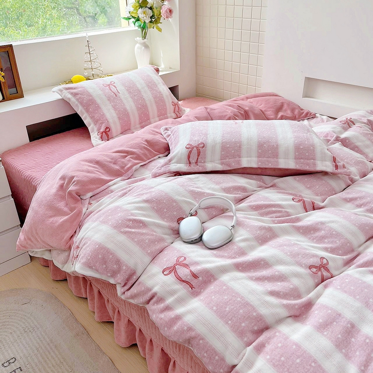 91家纺网 家纺一手货源 找家纺 恋尚羽家纺 2025新款印花牛奶绒大床裙床盖四件套 蝴蝶结红