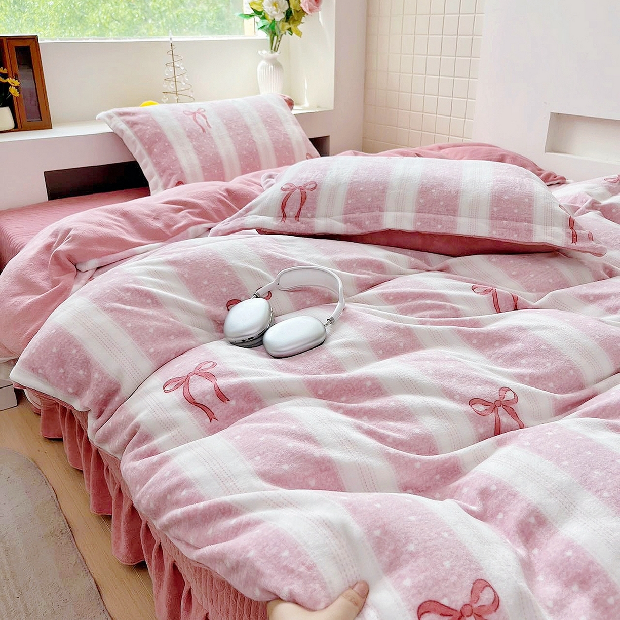 91家纺网 家纺一手货源 找家纺 恋尚羽家纺 2025新款印花牛奶绒大床裙床盖四件套 蝴蝶结红