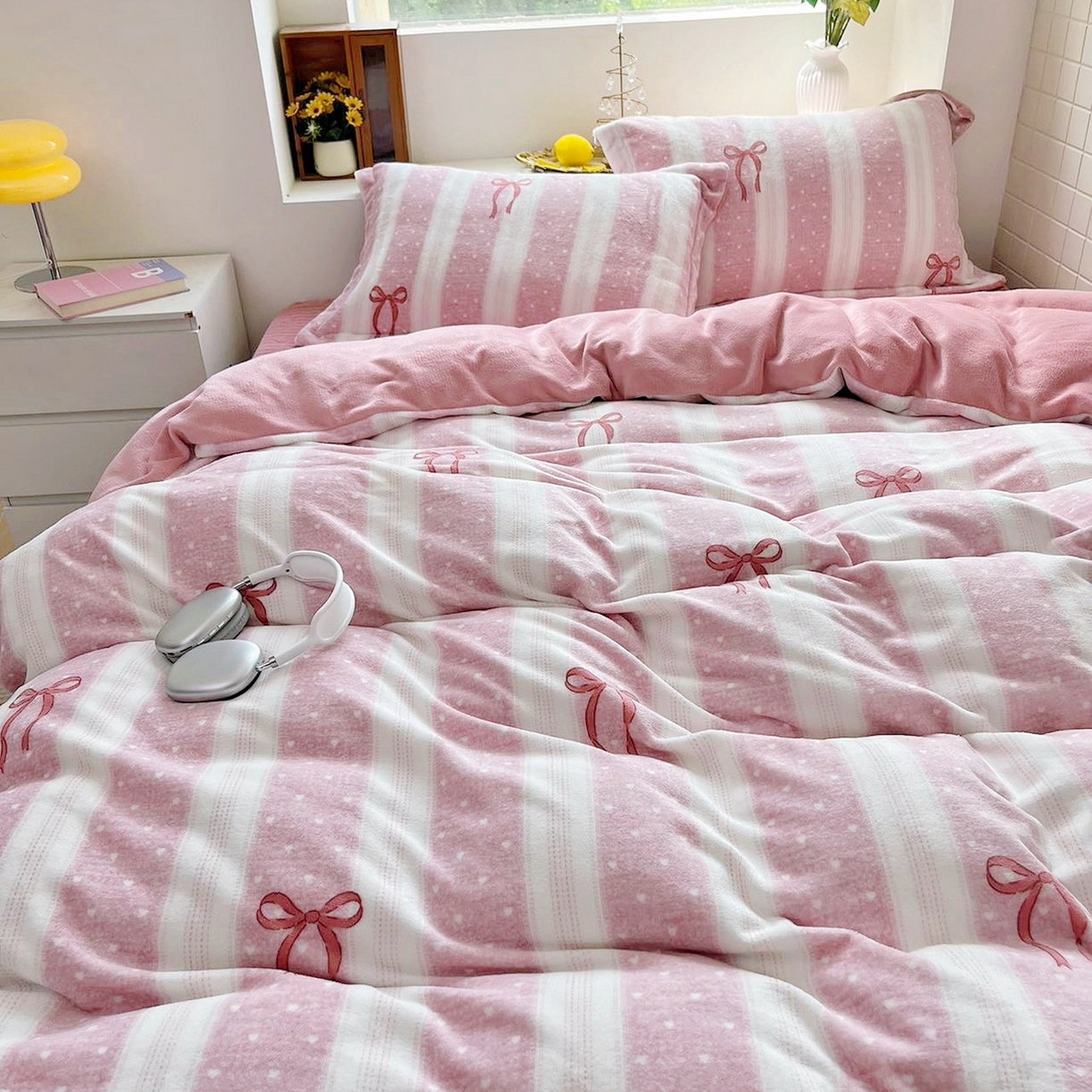 91家纺网 家纺一手货源 找家纺 恋尚羽家纺 2025新款印花牛奶绒大床裙床盖四件套 蝴蝶结红