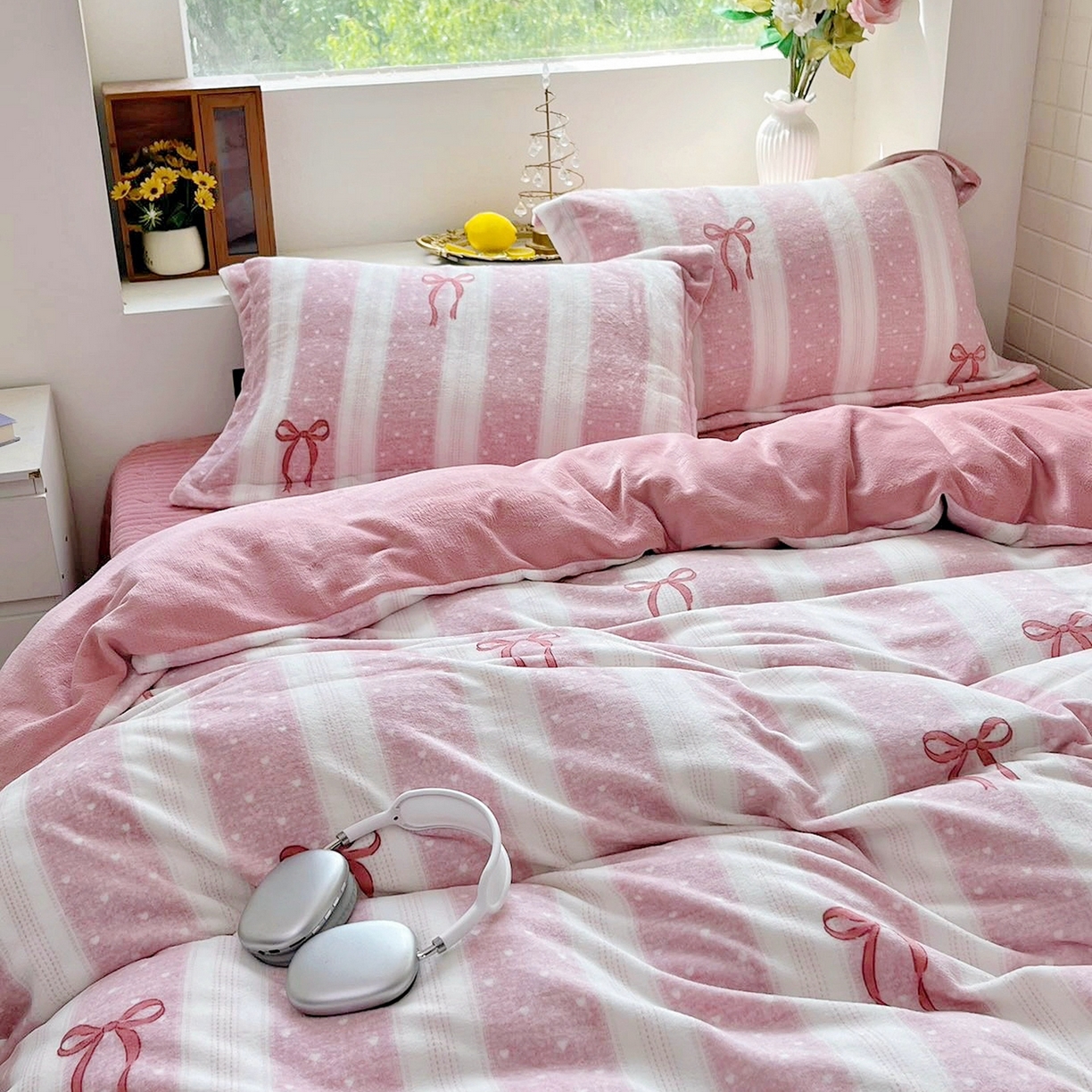 91家纺网 家纺一手货源 找家纺 恋尚羽家纺 2025新款印花牛奶绒大床裙床盖四件套 蝴蝶结红