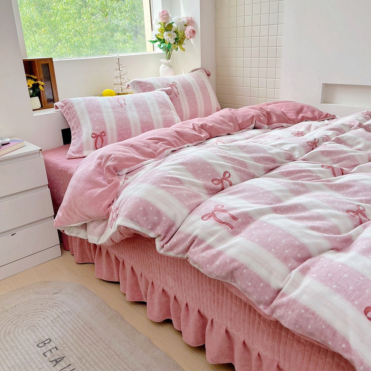 91家纺网 家纺一手货源 找家纺 恋尚羽家纺 2025新款印花牛奶绒大床裙床盖四件套 蝴蝶结红