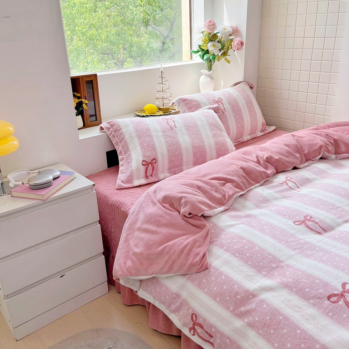 91家纺网 家纺一手货源 找家纺 恋尚羽家纺 2025新款印花牛奶绒大床裙床盖四件套 蝴蝶结红