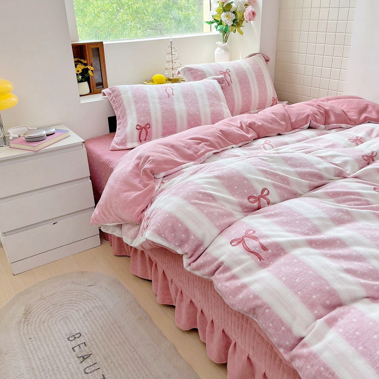 91家纺网 家纺一手货源 找家纺 恋尚羽家纺 2025新款印花牛奶绒大床裙床盖四件套 蝴蝶结红