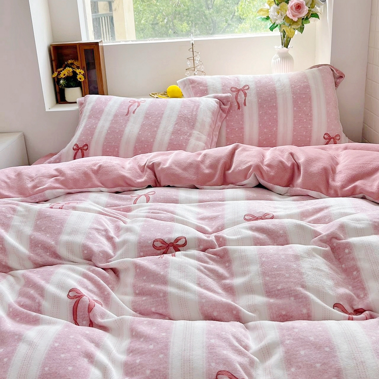 91家纺网 家纺一手货源 找家纺 恋尚羽家纺 2025新款印花牛奶绒大床裙床盖四件套 蝴蝶结红