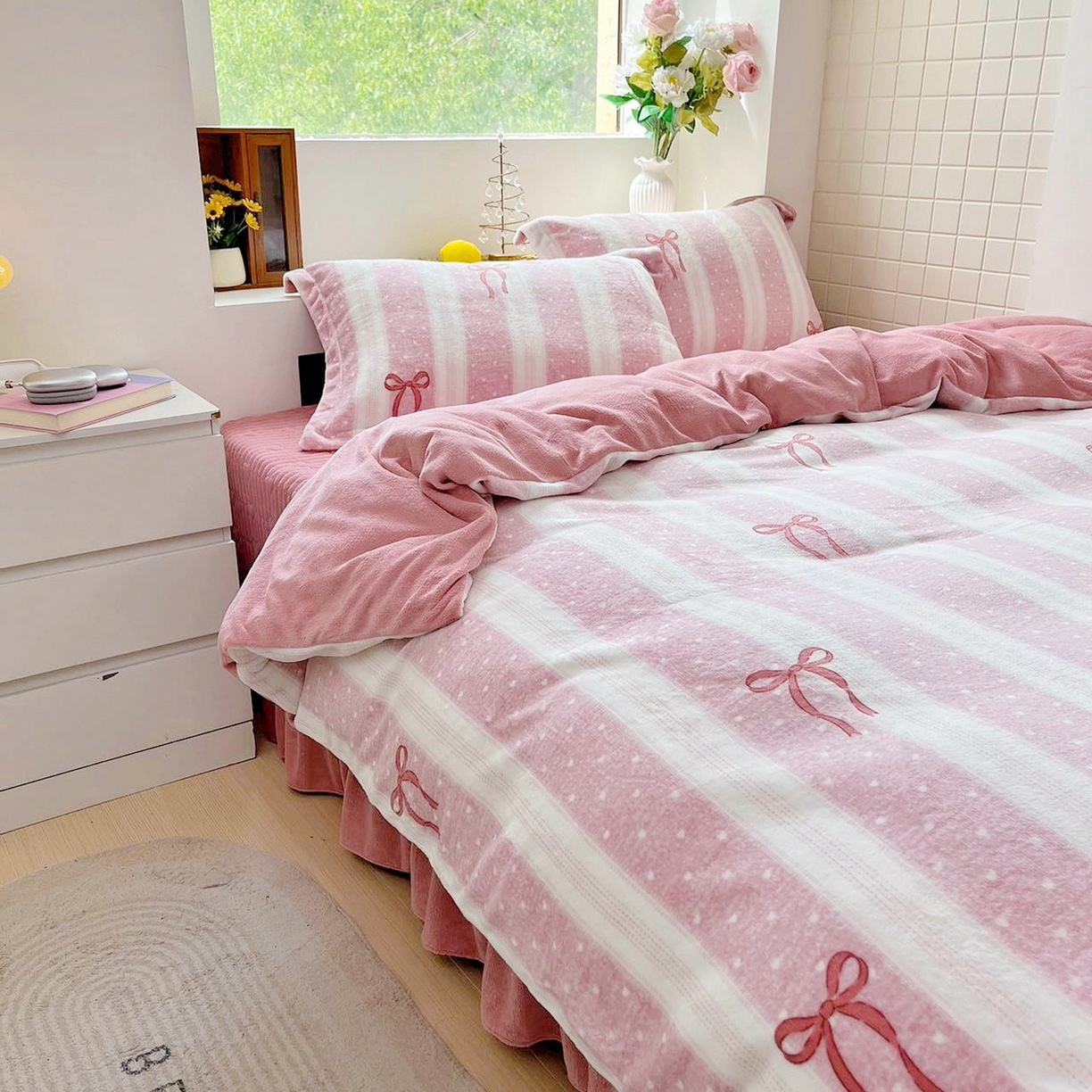 91家纺网 家纺一手货源 找家纺 恋尚羽家纺 2025新款印花牛奶绒大床裙床盖四件套 蝴蝶结红