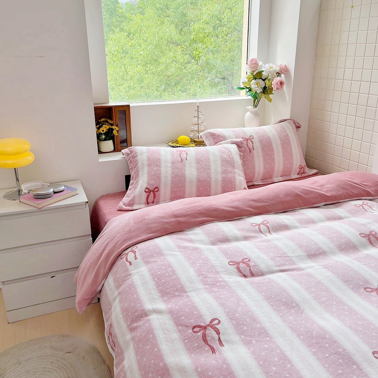 91家纺网 家纺一手货源 找家纺 恋尚羽家纺 2025新款印花牛奶绒大床裙床盖四件套 蝴蝶结红