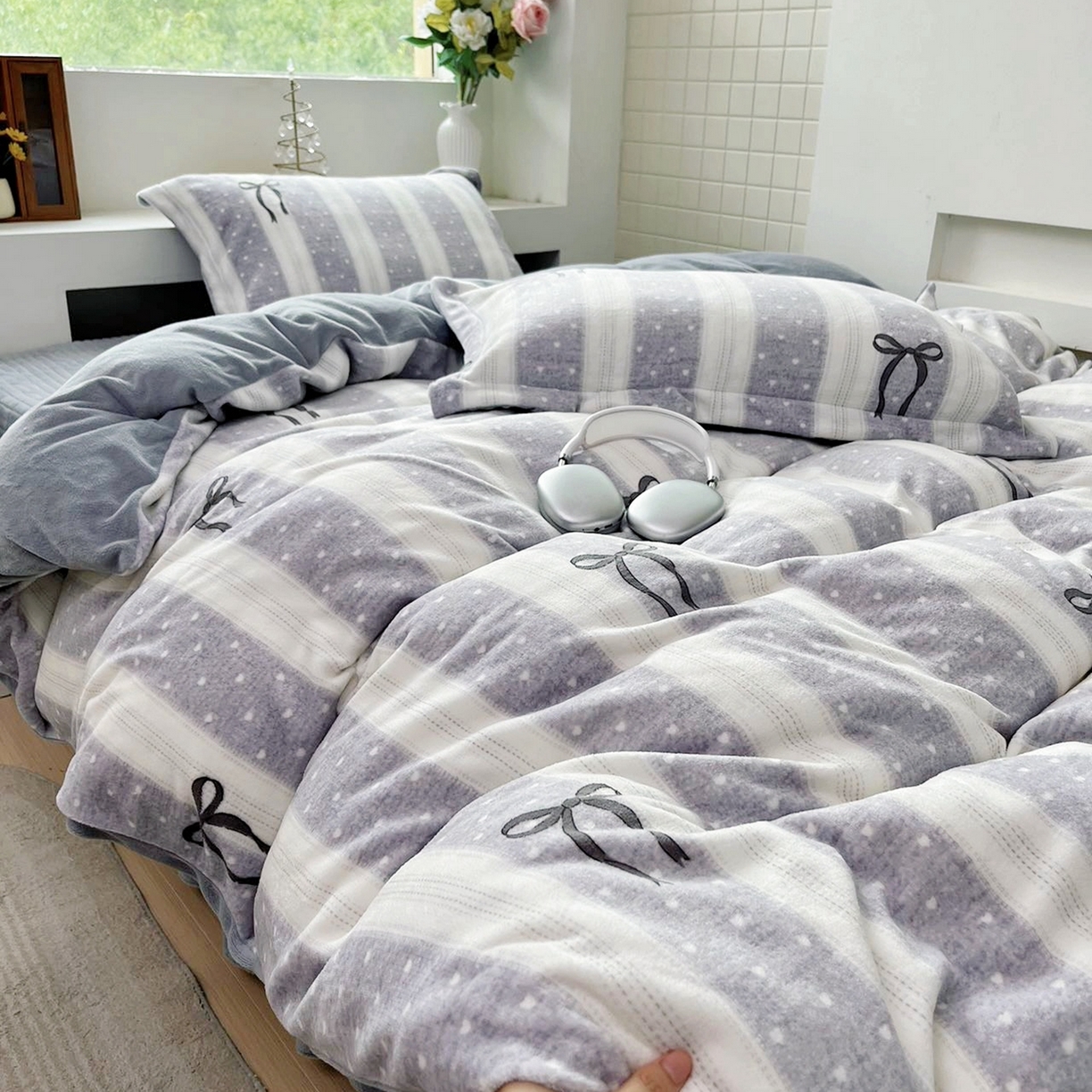 91家纺网 家纺一手货源 找家纺 恋尚羽家纺 2025新款印花牛奶绒大床裙床盖四件套 蝴蝶结灰