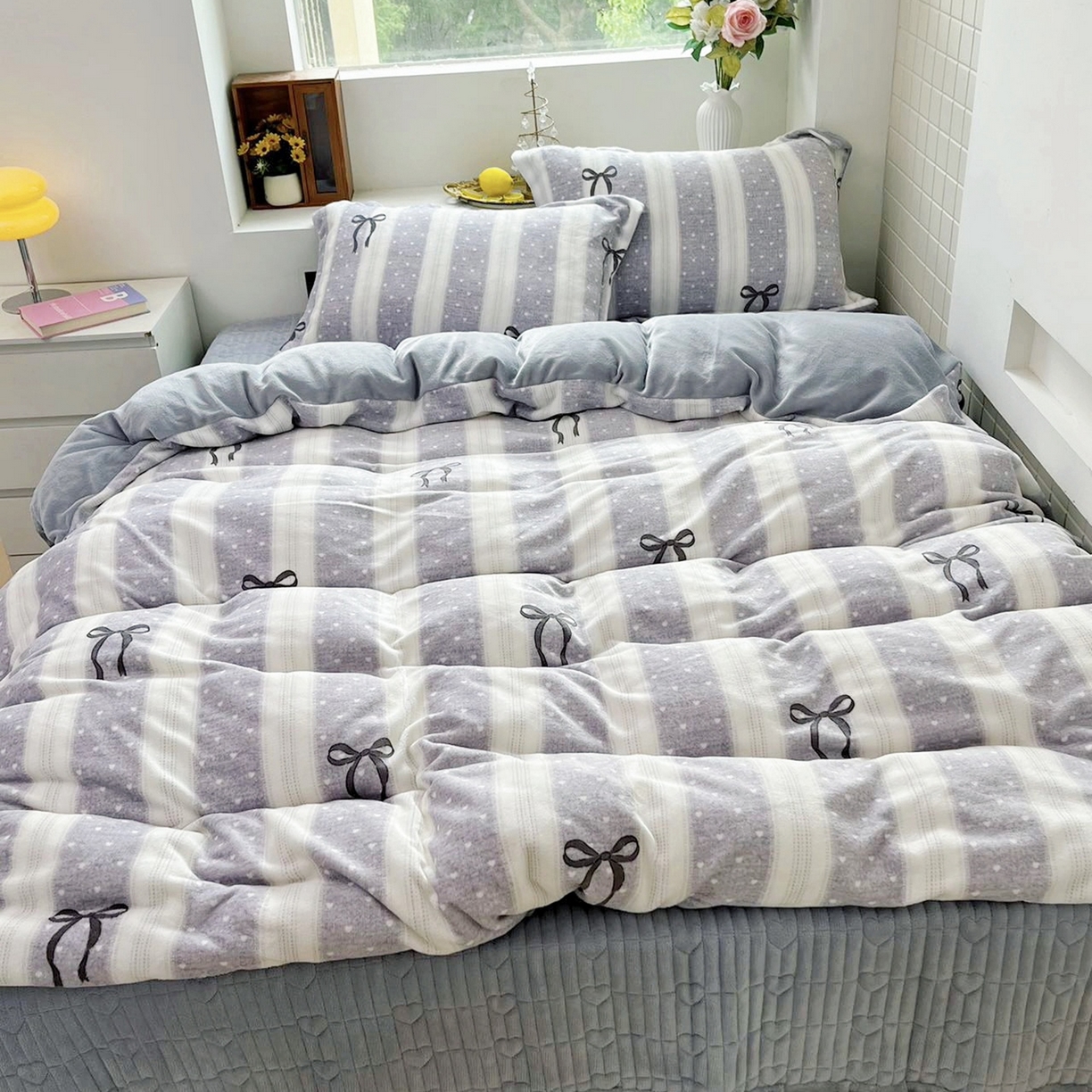 91家纺网 家纺一手货源 找家纺 恋尚羽家纺 2025新款印花牛奶绒大床裙床盖四件套 蝴蝶结灰