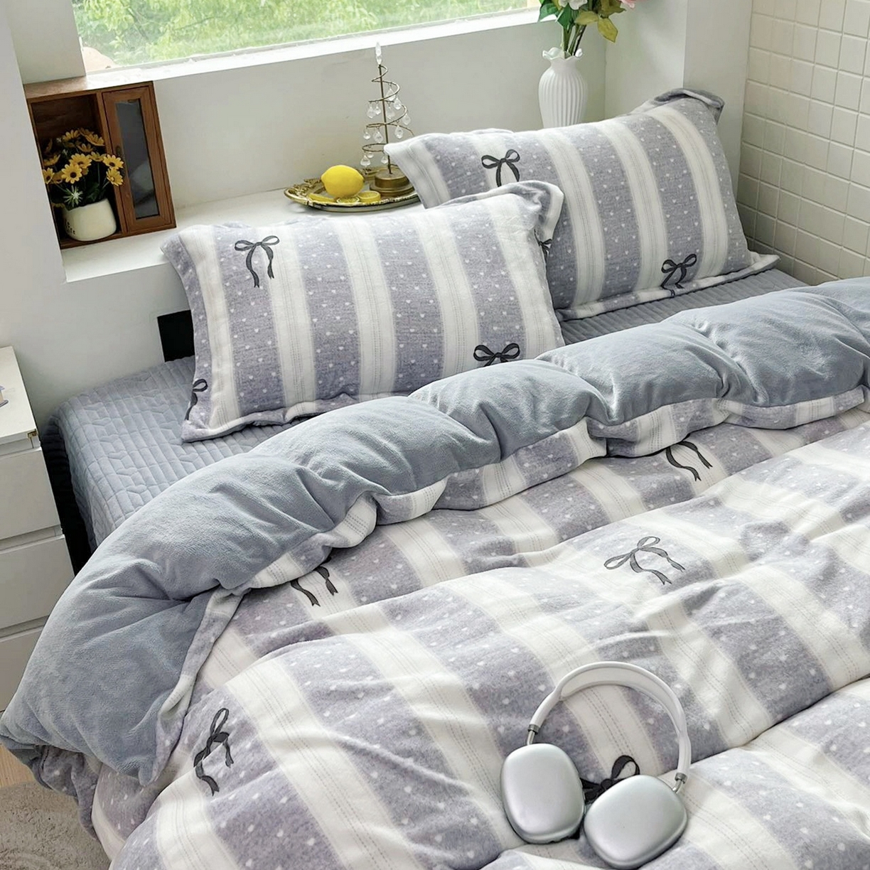 91家纺网 家纺一手货源 找家纺 恋尚羽家纺 2025新款印花牛奶绒大床裙床盖四件套 蝴蝶结灰