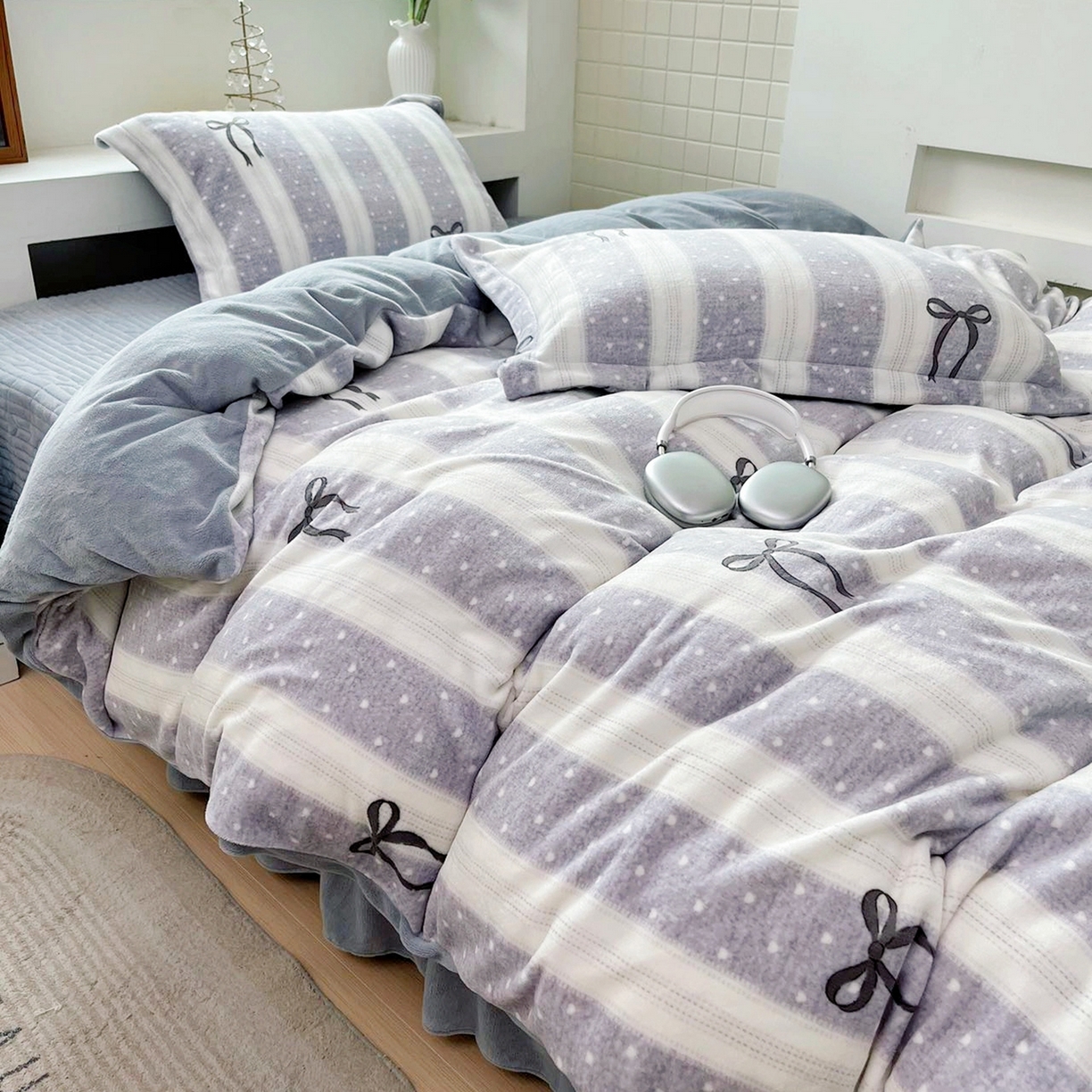 91家纺网 家纺一手货源 找家纺 恋尚羽家纺 2025新款印花牛奶绒大床裙床盖四件套 蝴蝶结灰